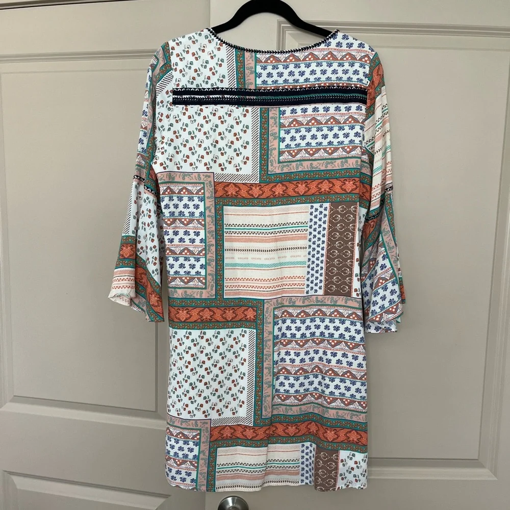 Super pretty and light summer dress! Size Medium fits like a Small. Bell sleeves - Picture 2 of 6
